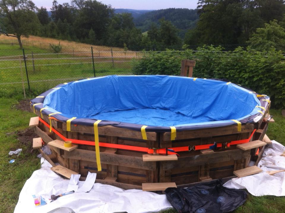 A DIY Swimming Pool Made Out Of 10 Pallets...