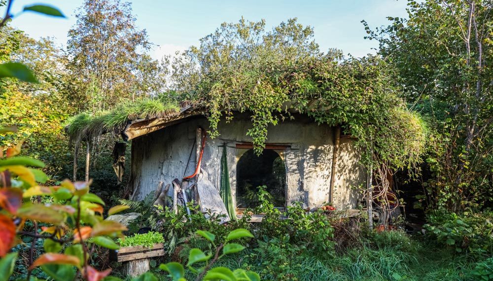 Woman Builds £1000 Tiny Earthen Home To Live Close To Nature In Welsh Woods...