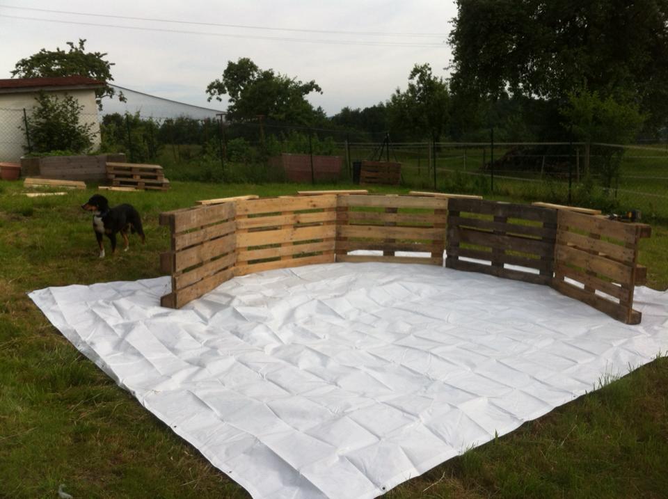 A DIY Swimming Pool Made Out Of 10 Pallets...