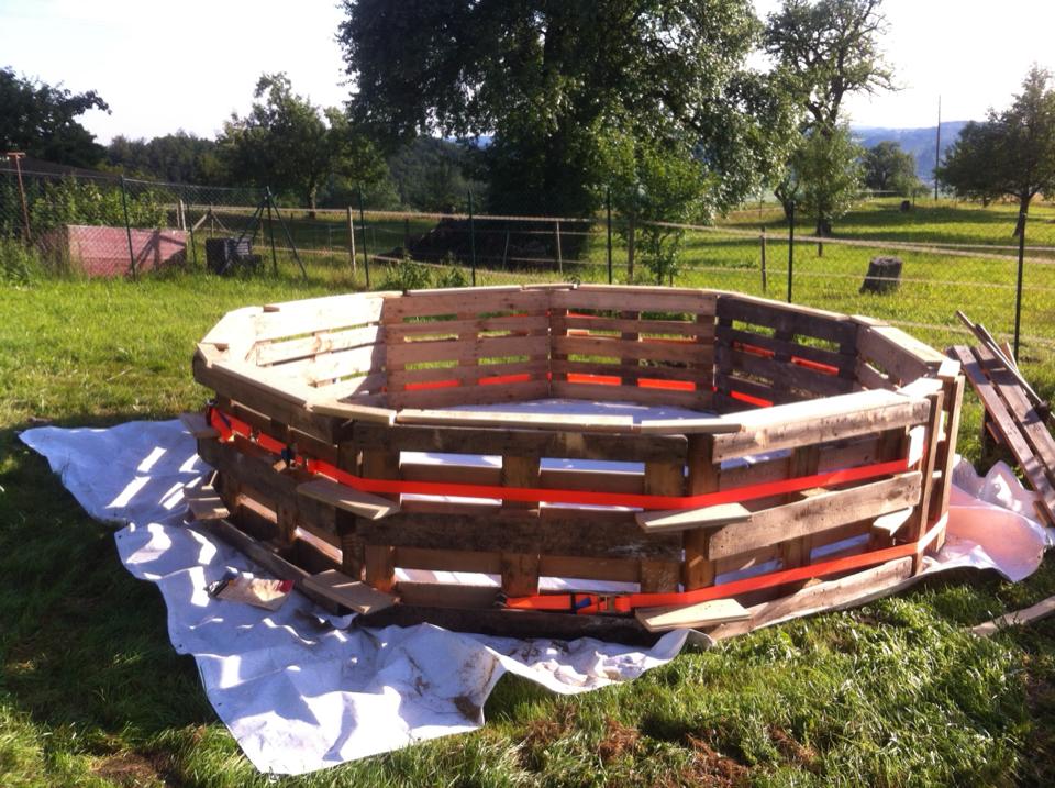 A DIY Swimming Pool Made Out Of 10 Pallets...