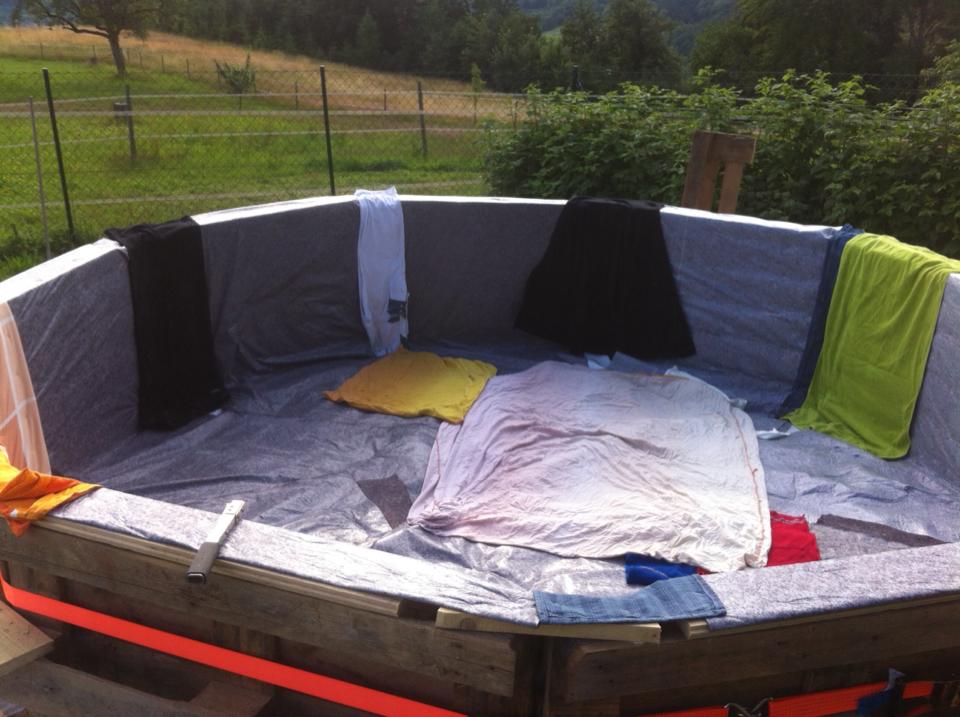 A DIY Swimming Pool Made Out Of 10 Pallets...