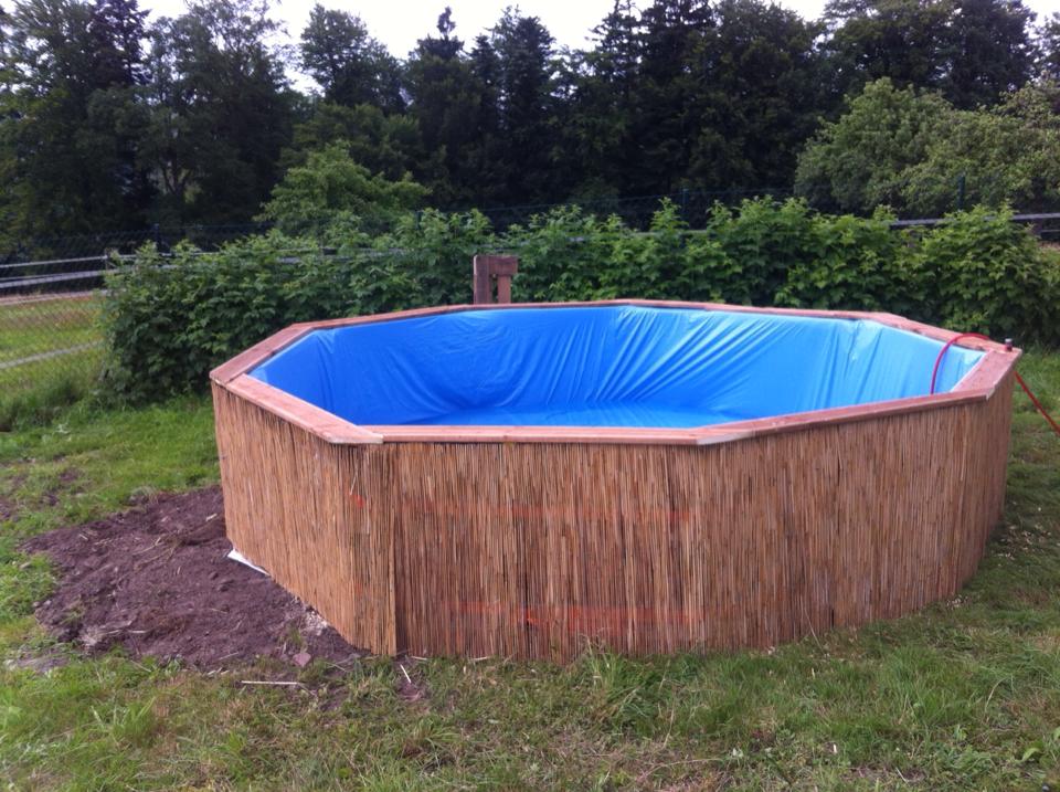 A DIY Swimming Pool Made Out Of 10 Pallets...