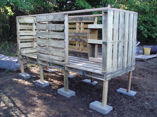 Making A Chicken Coop Out Of Old Pallets...