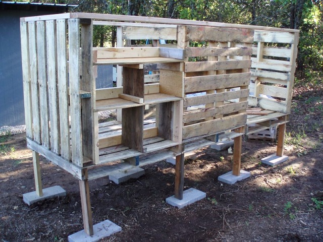 Making A Chicken Coop Out Of Old Pallets...