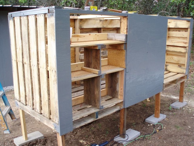 Making A Chicken Coop Out Of Old Pallets...