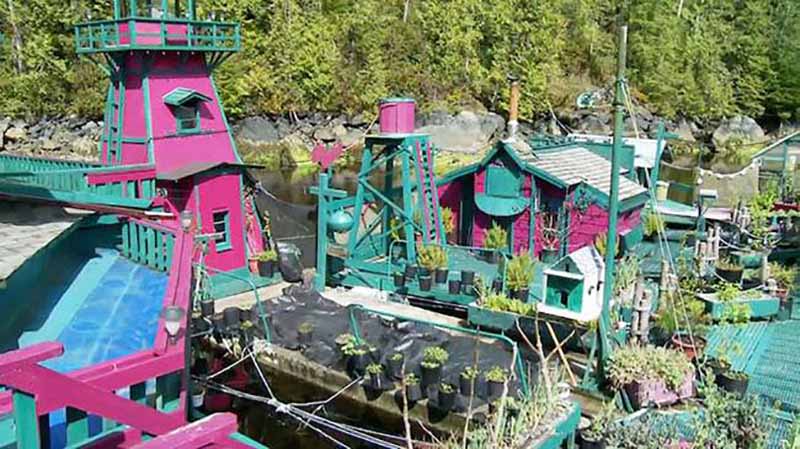 Self-Sufficient Couple Builds Their Own Floating Off-Grid Island...