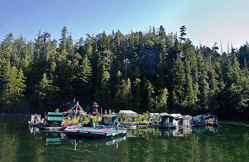 Self-Sufficient Couple Builds Their Own Floating Off-Grid Island...