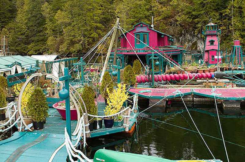 Self-Sufficient Couple Builds Their Own Floating Off-Grid Island...