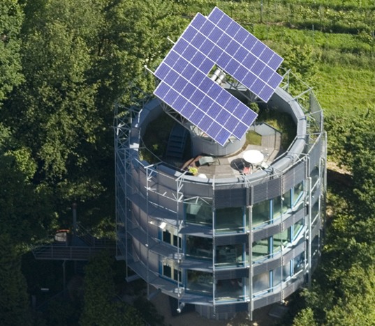 This Spinning Solar Building Produces 5x More Energy Than It Uses...