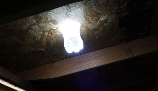 DIY Solar Water Lightbulb Provides 55 Watts Of Light...