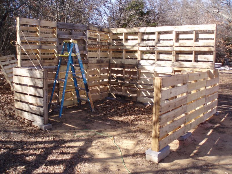 DIY Shed Made From Old Wood Pallets...