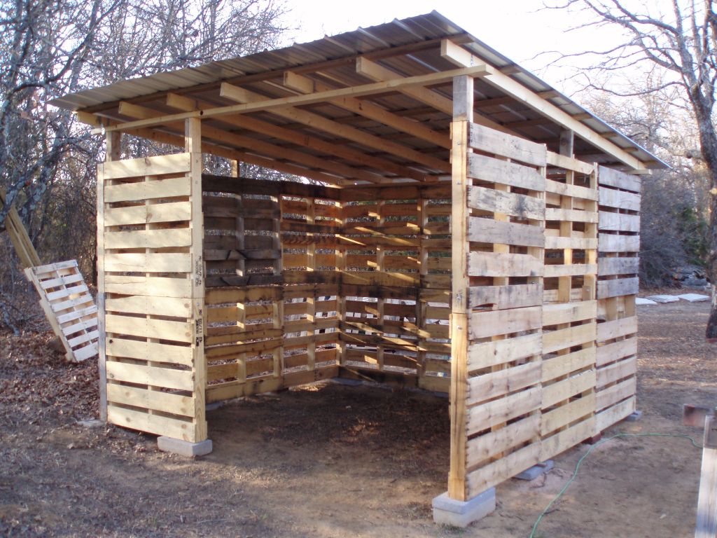 DIY Shed Made From Old Wood Pallets...