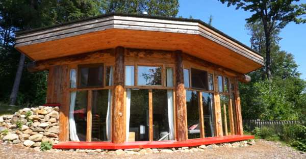 Incredible Mini Earthship Style Cabin – Tiny Off Grid House With Solar Power...