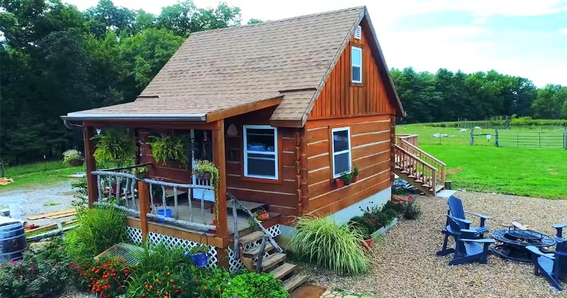 True Off-Grid Homesteading In A Pioneer Style Cabin...