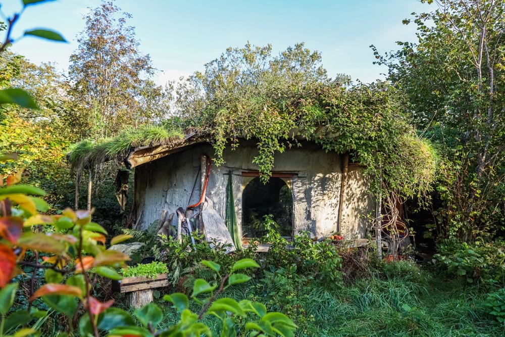 Woman Builds £1000 Tiny Earthen Home To Live Close To Nature In Welsh Woods...